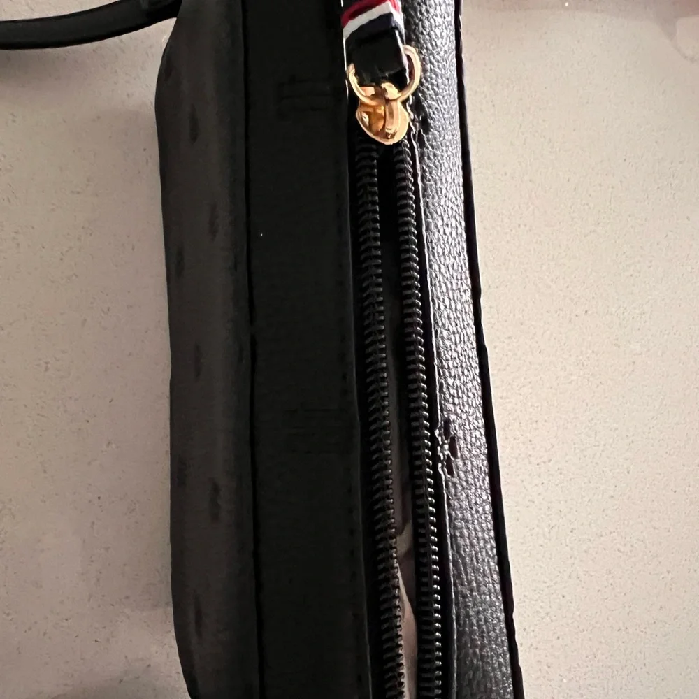 Tommy Hilfiger Women's Camera Crossbody Bag - Black Faux Leather Embossed Logo - Picture 5 of 11